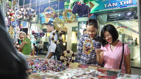 Đi chợ đêm mua tranh giấy cuộn - ảnh 4