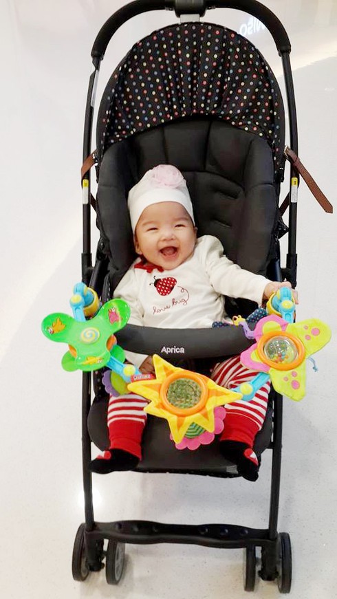 Ngắm con gái Xuân Lan đáng yêu lần đầu đi chơi - ảnh 1