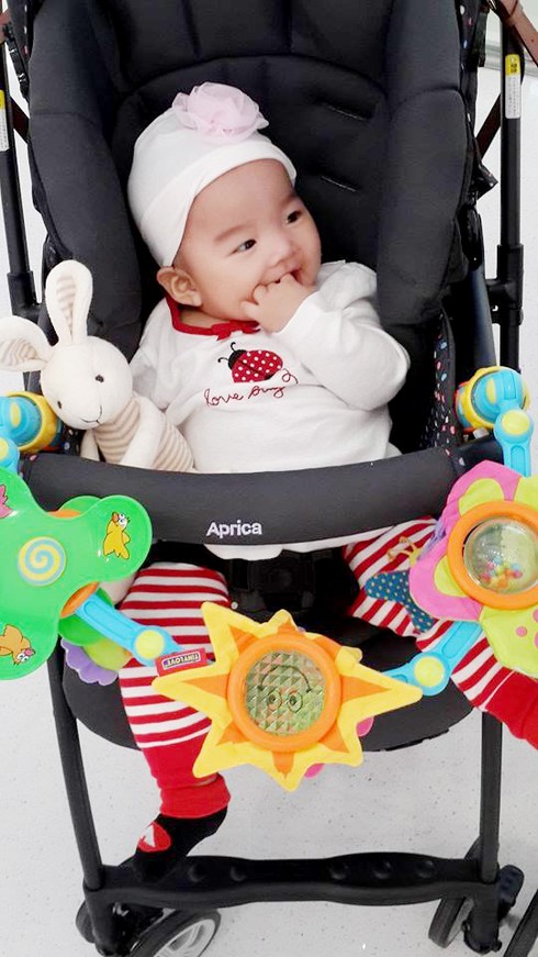 Ngắm con gái Xuân Lan đáng yêu lần đầu đi chơi - ảnh 2