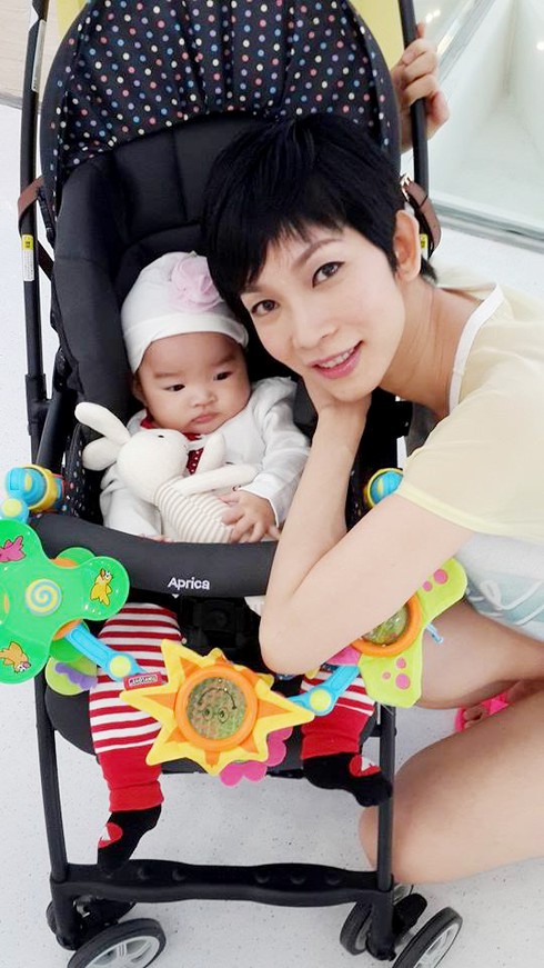 Ngắm con gái Xuân Lan đáng yêu lần đầu đi chơi - ảnh 3