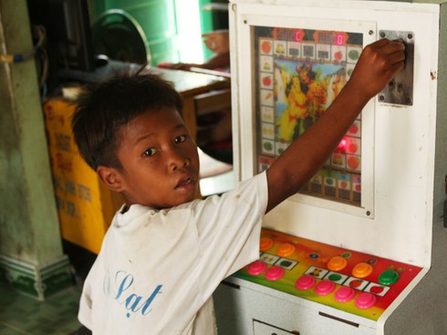 Nghiện game, trẻ em Xóm Bằng bỏ nhà đi ăn xin - ảnh 1