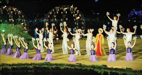 Sông Hương luyến lưu giã bạn... - ảnh 1