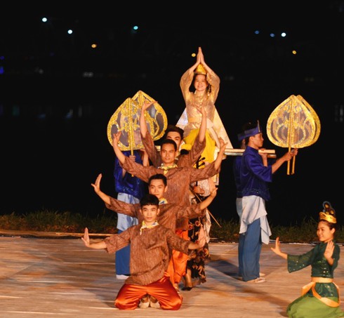 Sông Hương luyến lưu giã bạn... - ảnh 11