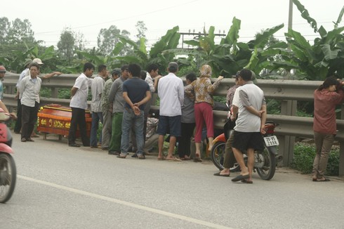Đi qua đường sắt một người bị tàu hỏa cán chết - ảnh 1