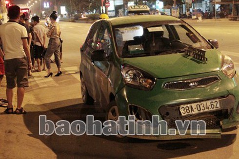 Vượt đèn đỏ, taxi đâm xe máy bay qua nắp cabo - ảnh 1