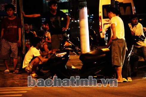 Vượt đèn đỏ, taxi đâm xe máy bay qua nắp cabo - ảnh 2