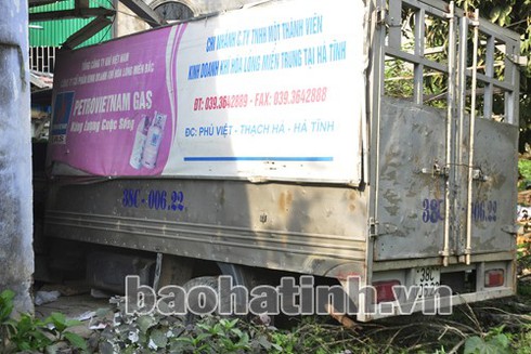 Ô tô lao vào nhà dân, 2 tài xế bị thương nặng - ảnh 2