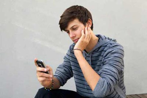 Anh có thể để điện thoại bên ngoài giường ngủ? - ảnh 1