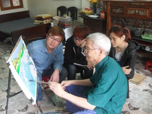 Lớp học vẽ đặc biệt của người họa sỹ già - ảnh 1