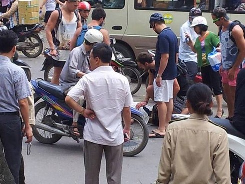 Gặp tai nạn: Người Việt dửng dưng, khách Tây cứu người - ảnh 1