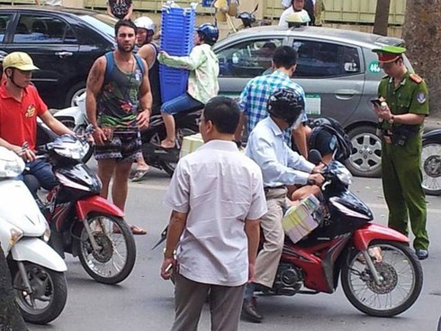 Gặp tai nạn: Người Việt dửng dưng, khách Tây cứu người - ảnh 2