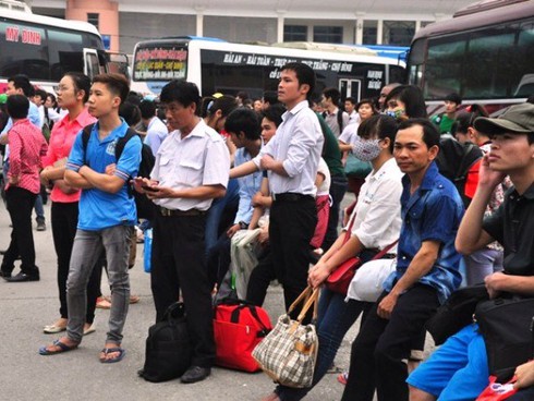 Hà Nội: Người dân đổ xô rời “kinh” về quê nghỉ lễ 30/4 - ảnh 1