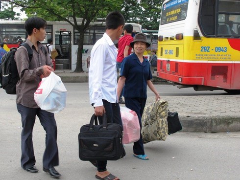 Hà Nội: Người dân đổ xô rời “kinh” về quê nghỉ lễ 30/4 - ảnh 4