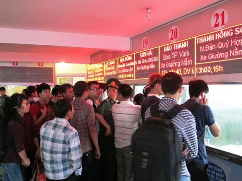 Hà Nội: Người dân đổ xô rời “kinh” về quê nghỉ lễ 30/4 - ảnh 6