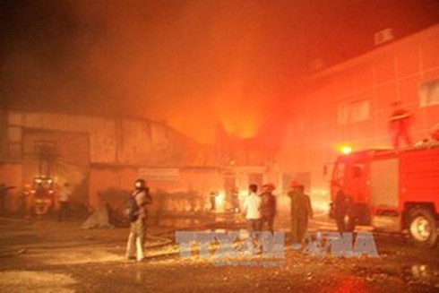 Đám cháy lớn tại nhà dân trong khu vực chợ Trà Vinh - ảnh 1