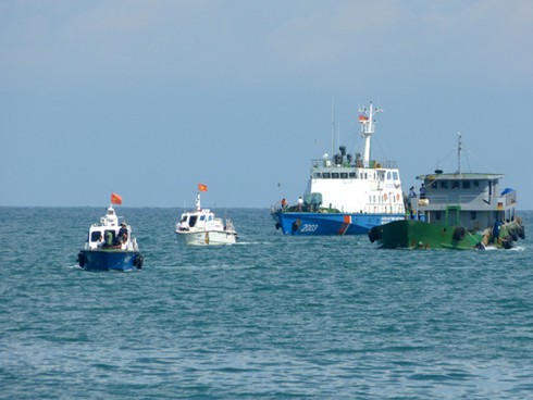 CSB bắt giữ tàu vận chuyển dầu trái phép trên vùng biển Tây Nam - ảnh 1