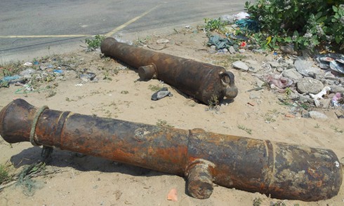 Phú Yên: Phát hiện hai khẩu súng thần công làm bằng hợp kim gang thép - ảnh 1