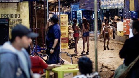 Phố đèn đỏ ở Brazil: 1 triệu gái bán hoa sẵn sàng mùa World Cup! - ảnh 1