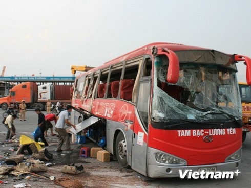 Hải Phòng: Xe container húc ngang xe khách, 40 người bị thương - ảnh 1