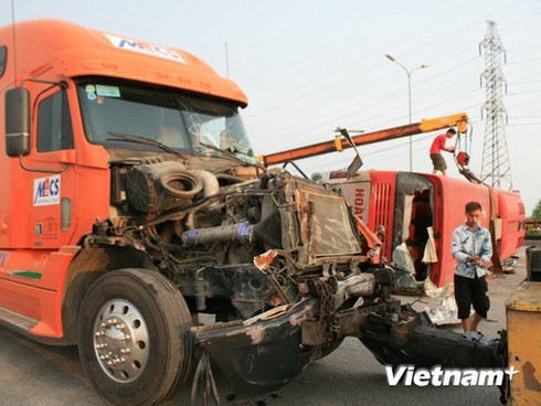 Hải Phòng: Xe container húc ngang xe khách, 40 người bị thương - ảnh 2