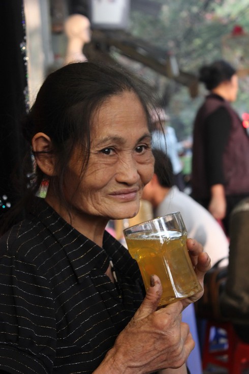 Những bát trà xanh miễn phí ở vỉa hè Hà Nội - ảnh 1