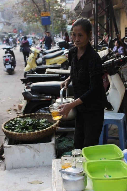 Những bát trà xanh miễn phí ở vỉa hè Hà Nội - ảnh 2