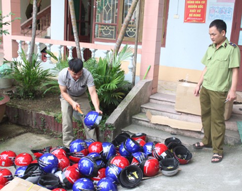 Bắc Giang tiêu hủy nhiều mũ bảo hiểm giả - ảnh 1