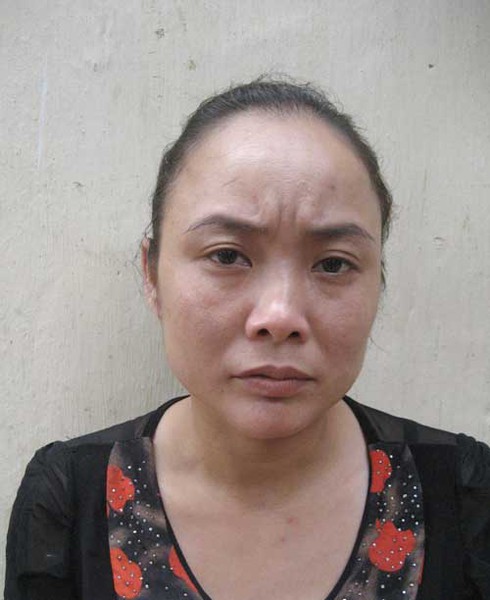 Mờ mắt tham tiền, tú bà đưa cả em gái ruột