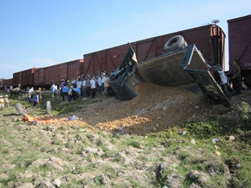 Bắc Giang: Ôtô đâm tàu hoả, 11 người bị thương - ảnh 1