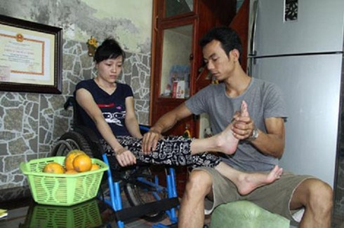 Người chồng tuyệt vời của nữ nghệ sỹ xiếc đu dây ngồi xe lăn - ảnh 1