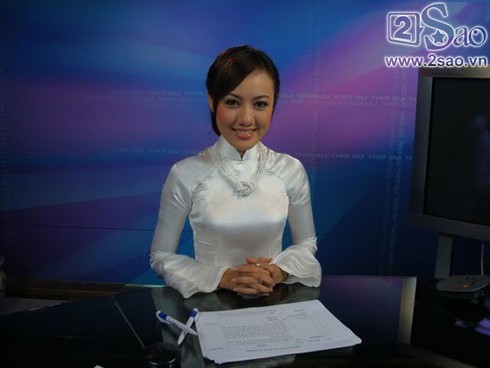 Hoa tai của MC Hoài Anh rơi lộp bộp trong Thời sự 19h - ảnh 1