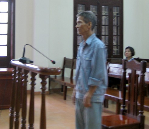 Trượt một lần, bố đẻ vẫn đuổi theo đâm chết con ruột - ảnh 1