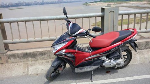 Bỏ xe Air Blade trên cầu, cô gái nhảy sông Hồng tự tử - ảnh 1