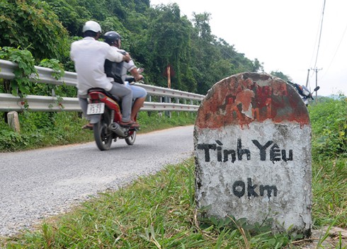 Phì cười trước cột cây số