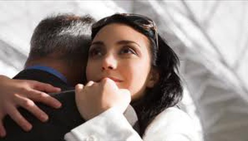 Thuê thám tử điều tra chân tướng người tình trẻ của bố - ảnh 1