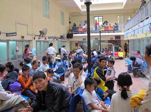 Bắt đối tượng trộm cắp điện thoại của bệnh nhân nằm viện - ảnh 1