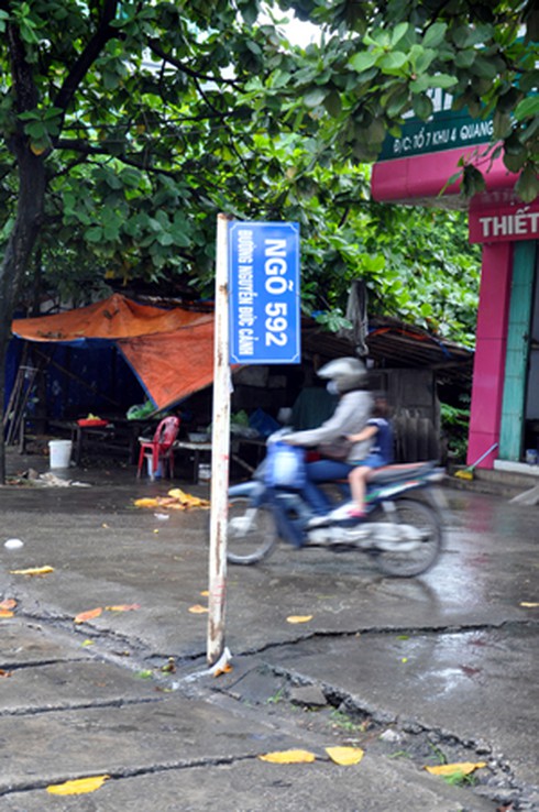 Những tấm biển tên đường bị... bỏ quên?! - ảnh 2
