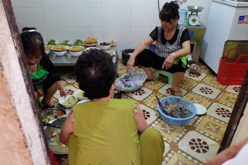 phố cổ, cỗ cúng, cổ truyền, gia tiên, chật chội