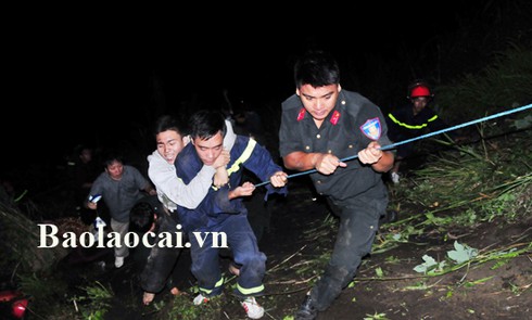 Trắng đêm cứu nạn nhân vụ tai nạn thảm khốc ở Lào Cai - ảnh 11