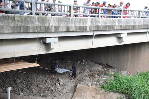 Đi lại liên tục trên cầu rồi nhảy xuống tàu hỏa tự tử - ảnh 1