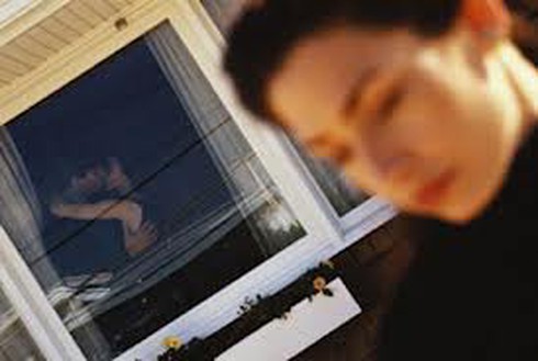 Hẹn hò chồng hàng xóm giữa đêm, bị bắt mấy lần vẫn không dừng được - ảnh 1