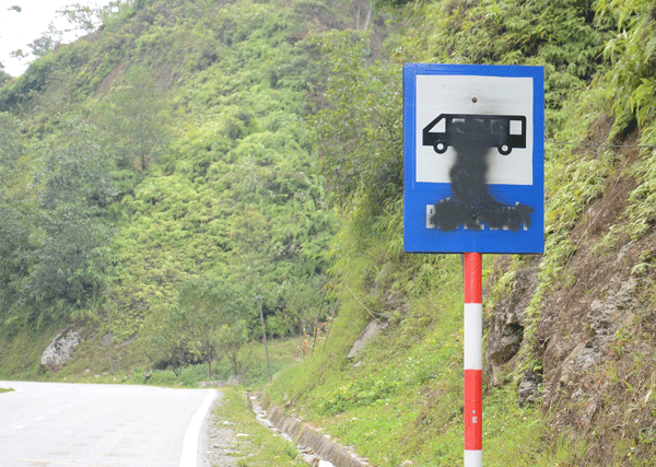 Biển báo điểm dừng xe buýt Lào Cai - Sapa liên tục bị kẻ xấu sơn đen - ảnh 1