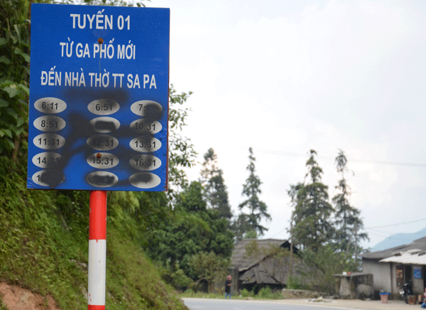 Biển báo điểm dừng xe buýt Lào Cai - Sapa liên tục bị kẻ xấu sơn đen - ảnh 2