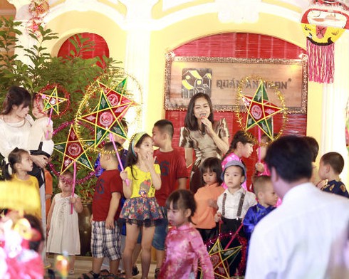 Xuân Bắc, Thúy Hằng, Tấn Minh háo hức dự trung thu đậm chất Việt - ảnh 12