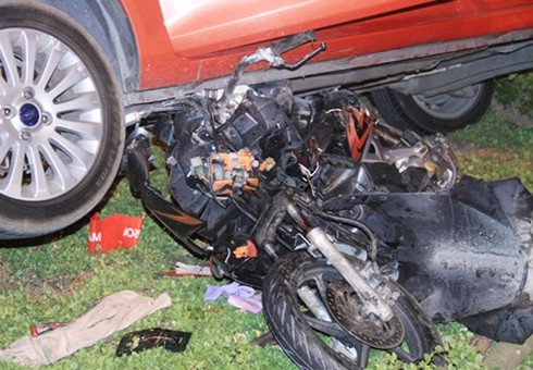 Xe máy đâm vào ô-tô đang đỗ, 1 người tử vong - ảnh 1