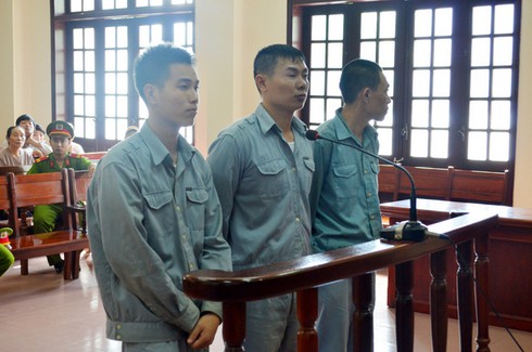 Dùng súng đe dọa, phá xe khách trên QL10 - ảnh 1