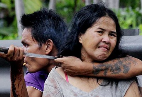 Phê đá, bắt cóc con tin, dí dao vào cổ đòi được gọi công an - ảnh 1