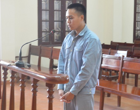 Nhặt bao cao su, cô gái mang đi tố cáo hai kẻ đồi bại - ảnh 2