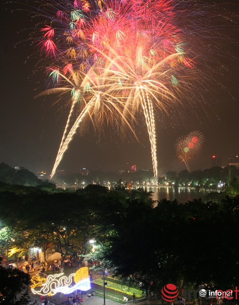 Tin nóng sáng 11/10: Hà Nội tắc nghẽn nửa đêm, Sunrise 689 đã cập bờ - ảnh 1