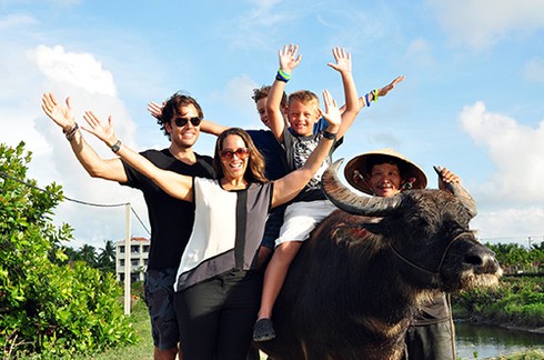 Lạ lùng nghề dạy du khách cưỡi ... trâu - ảnh 1